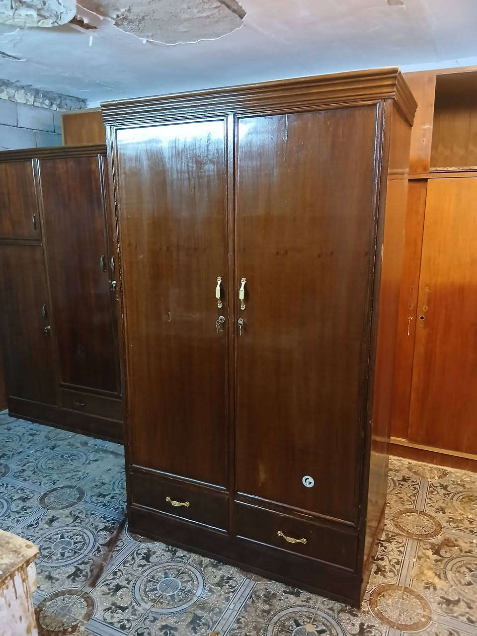 غراض مستعمله نظيفه جدا للبيع كلمن وسعره المراسله خاص او الاتصال ***********مكاني بغداد
