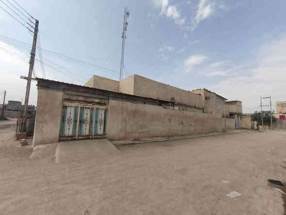 بيت للبيع او للمراوس بقطعه 
الموقع خور الزبير المساحة 250 متر البيت ملك المنطقة متوفره بيها كافة الخدمات تفاصيل البيت خاص للاستفسار ***********
