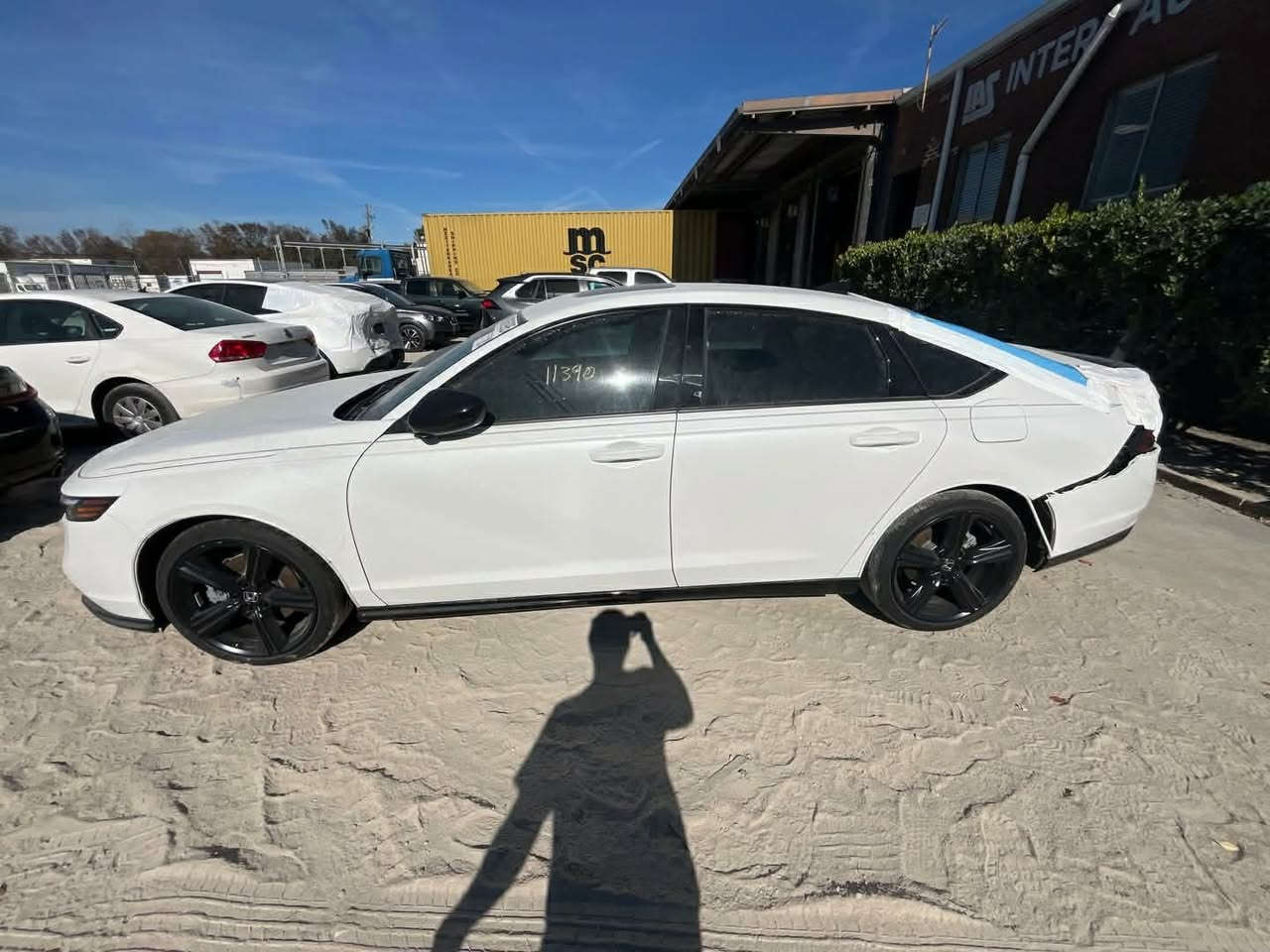 السلام عليكم 
وصول جديد الى منطقه الحره 
هوندا اكورد هايبرد سبورت L
موديل 2024 
ماشيه 11 الف ميل
مكينه 2000 دوش 
 الشاصي 1HGCY2F72RA064751
بدون ايرباك 
ابيع السياره حره 
السعر :160 
اي استفسار : ***********
