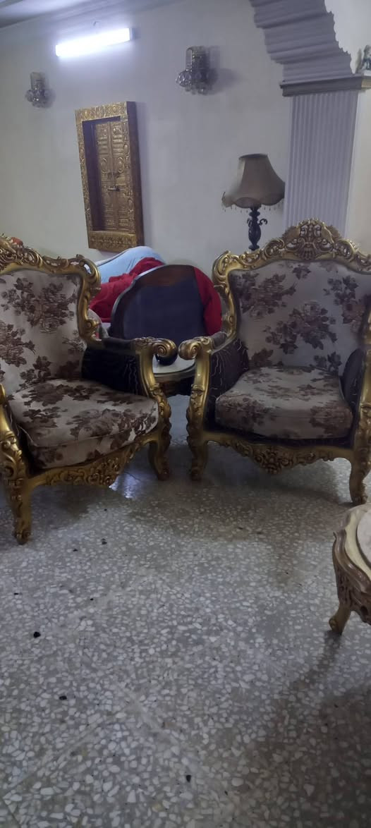 نص تخم مصري ذهبي زان يحتوي على :
قنفة ٣ نفرات  عدد ١
كرسي عدد ٢ 
طبلة وسطية عدد ١
طبلات جانبية عدد ٢
السعر ٥٠٠ الف الموقع بغداد / المنصور 
الاتصال على الرقم *********** بيه وات ساب

