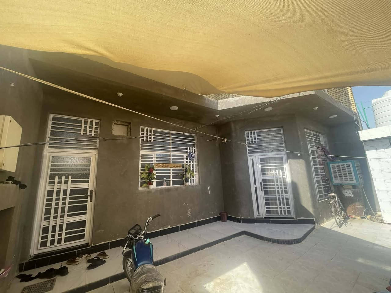 السلام عليكم بيت طابقين بالسفحه مساحه ٢٠٠ متر شارع احمد الوائلي شارعه ١٢ متر وكدامه ساحه
السلام عليكم بيت طابقين بالسفحه الثانية (شارع احمد الوائلي) مساحه ٢٠٠ متر شارعه ١٢ متر وكدامه ساحه
الطابق الأول كامل
الطابق الثاني نقص كهربائيات
٦ غرف نوم وصاله واستقبال ومطبخ وصحيات داخليه وخارجيه وكراج ومناور ثنين مطلوب اسكان ٥٠ تقريبا
السعر بدون اسكان ١٠٥ وبي مجال
ويه الاسكان ١٥٥
للاستفسار
***********
***********
السلام عليكم بيت طابقين بالسفحه مساحه ٢٠٠ متر شارع احمد الوائلي شارعه ١٢ متر وكدامه ساحه

