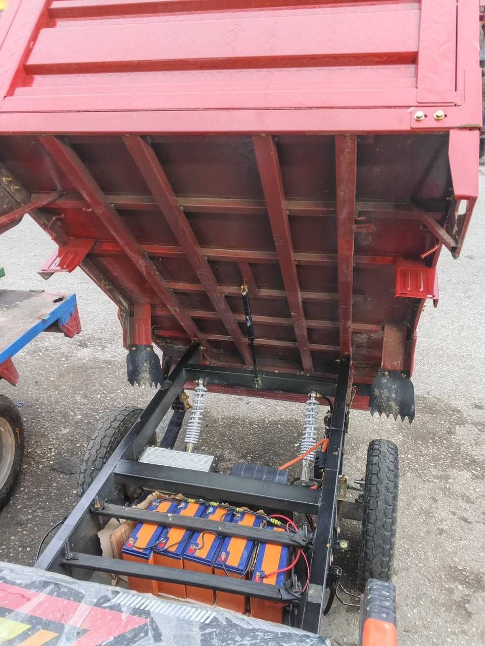 السلام عليكم ستوتة شحن للبيع موديل 2025 ، 5 بطاريات ، تاير جوبلس و تايرين جوب ، الحوظ جبير ، بريكاتهة ليفوك يم ايدك مو جوة دواسة يعني تصميم حديث ، وياهة سويجين و بصمتين عن بعد ، تحمل تقريباً وزن طن ، مكفولة  للتواصل : *********** واتساب ، العنوان بغداد سعدون سعر مليون و 250
