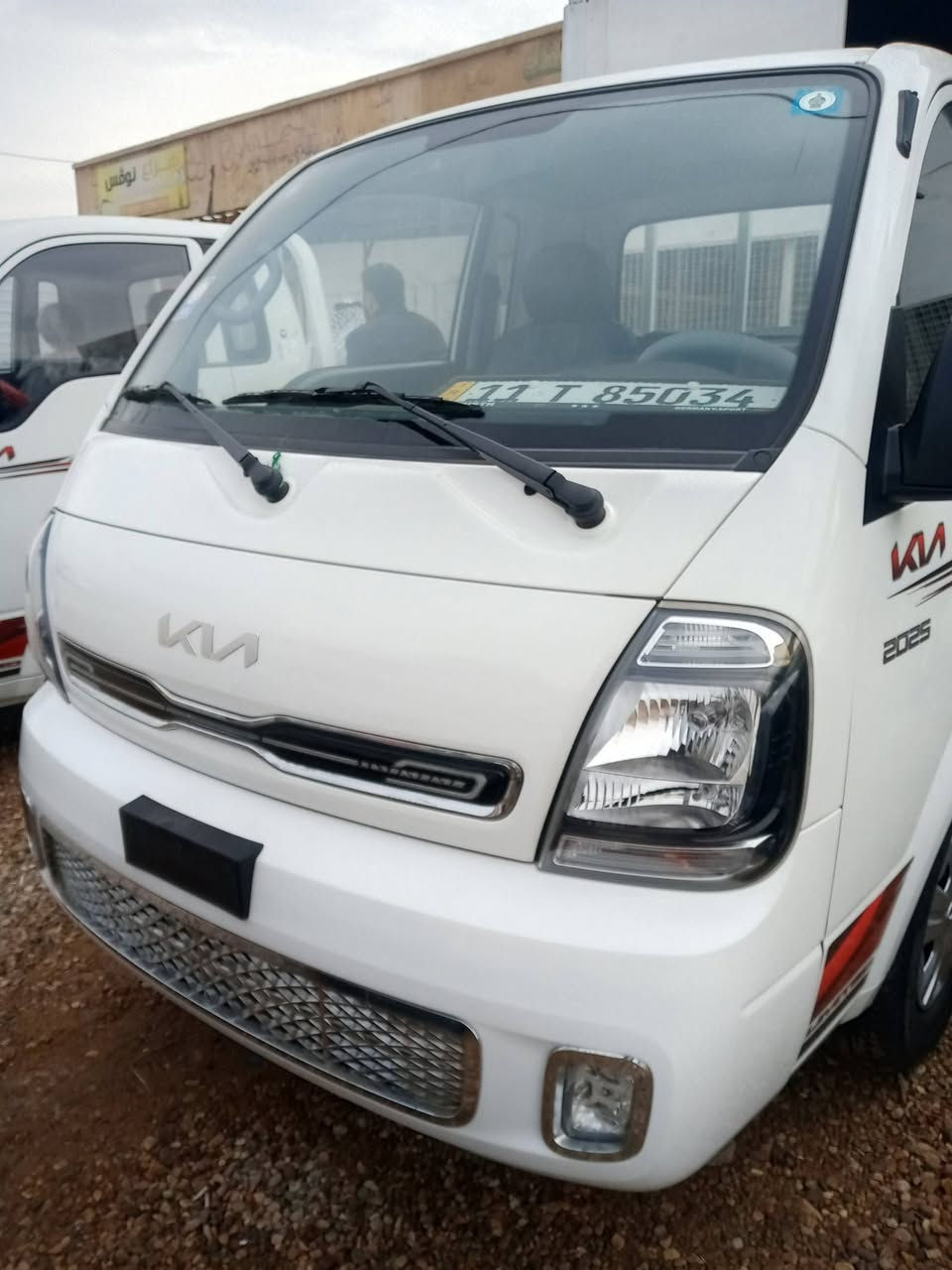 السلام عليكم للبيع كيا حمل مكفول كفاله عامه رقم بغداد انكليزي تريد تحويل أو وكاله باسمك السياره جديده مكان السياره واسط قضاء الصويره موديل 2025 رقم الهاتف ***********
