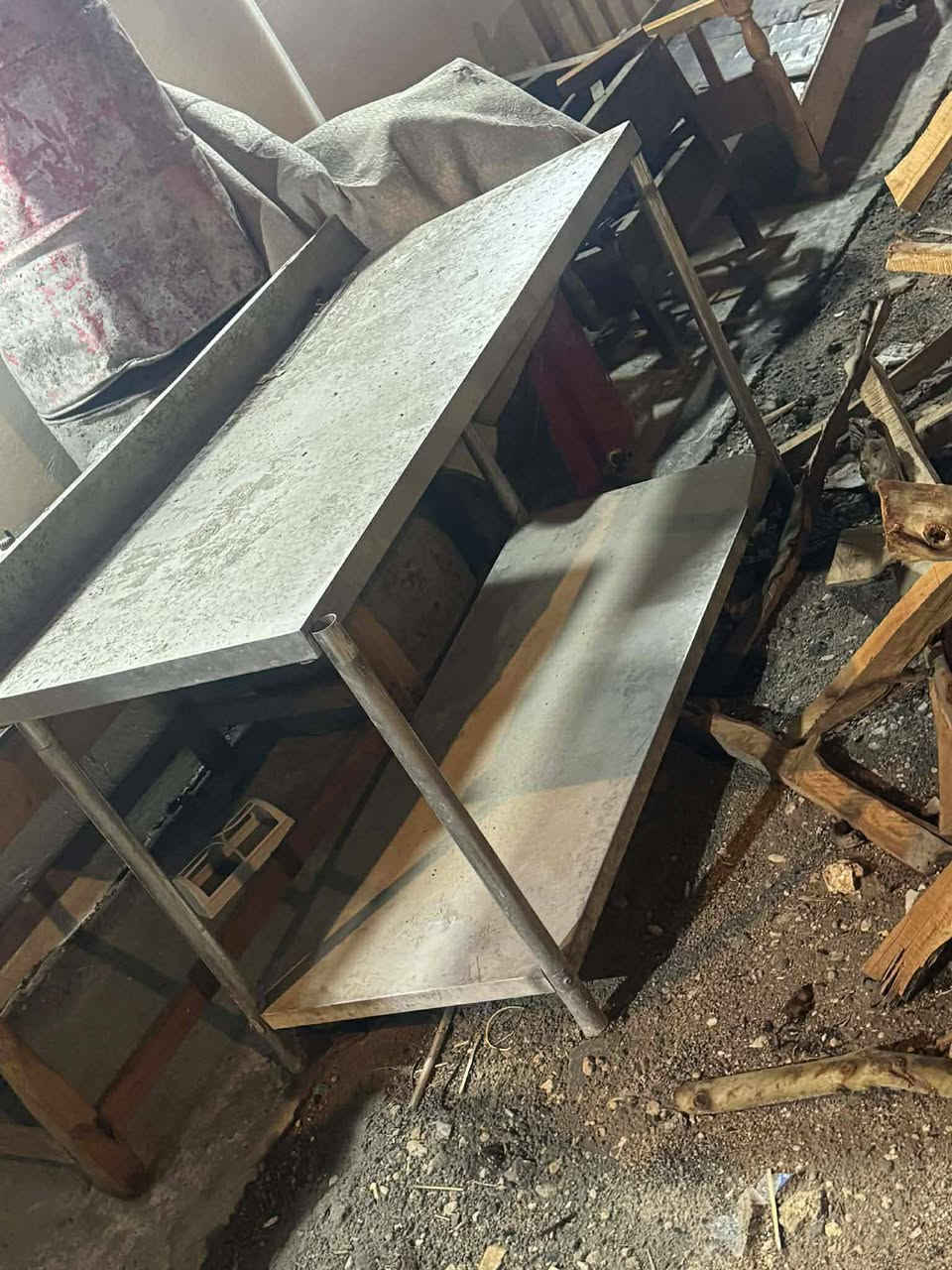 السلام عليكم عندي اغراض مطعم نضاف مستعملهن شي قليل شوايه كباب وعارضه كباب وكناره ومغسله 3 احواض مرمر للاستفسار خاص او الاتصال ‏‪***********‬‏
