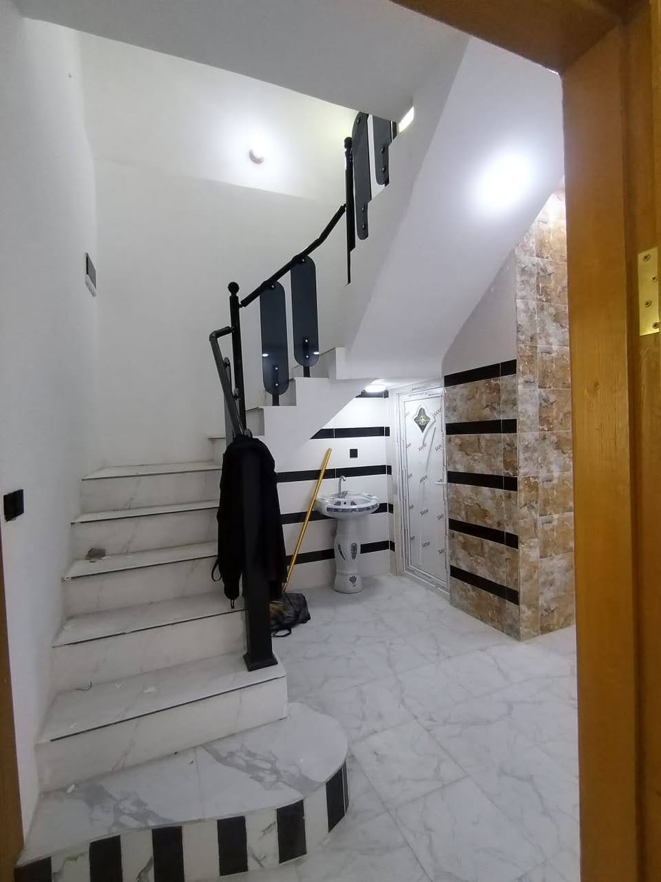 "بيت للبيع في سكله الكرعاوي، شارع الزوار، مساحة 150 متر. أساس صب وسقف صب، بناء طابوك. يحتوي على غرفتين، استقبال، صالة، مطبخ، وصيحات. المكان مميز والشارع 13 متر. بيت فارغ وجاهز للسكن. السعر؟ للاستفسار: مكتب حسين النجفي *********** (واتساب)". النجف, العراق
