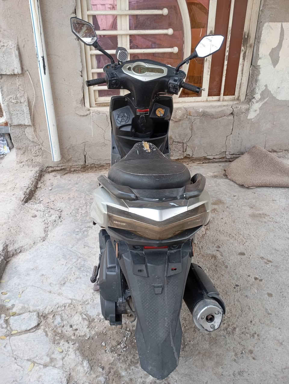 دراجه سكنس شمعه دراجه نظيفه اي نقص مابيه تشغيل عن بعد كهربائياته كله تشتغل تهم تاير جديد السعر ٤٥٠ وبيه مجال *********** مكاني الشعب
