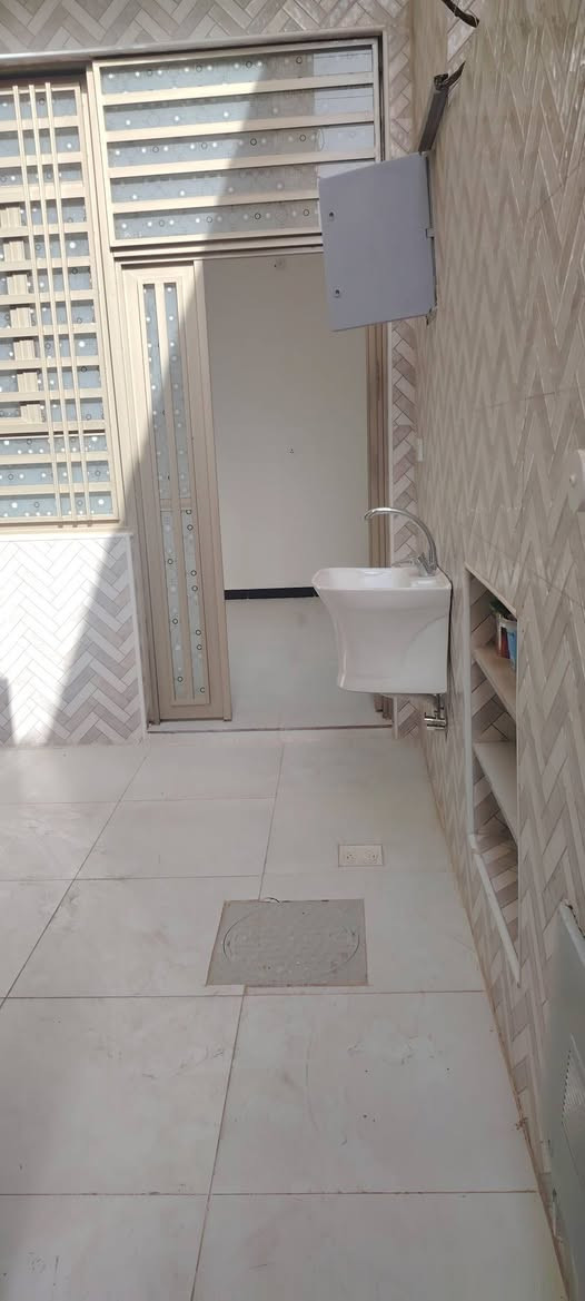 للبيع

بيت ١٠٠م خلفي

طابق واحد بناء حديث كونكريت مسلح
صارله اسبوع من اكتمل البناء

سعر ٨٠ بيه مجال قليل

يقع خلف السريع حي المالكي

يحتوي على غرفه وصاله ومطبخ وصحيات داخليه وخارجيه واستقبال

حاليا فارغ جاهز للسكن

موبايل للاستفسار ***********
