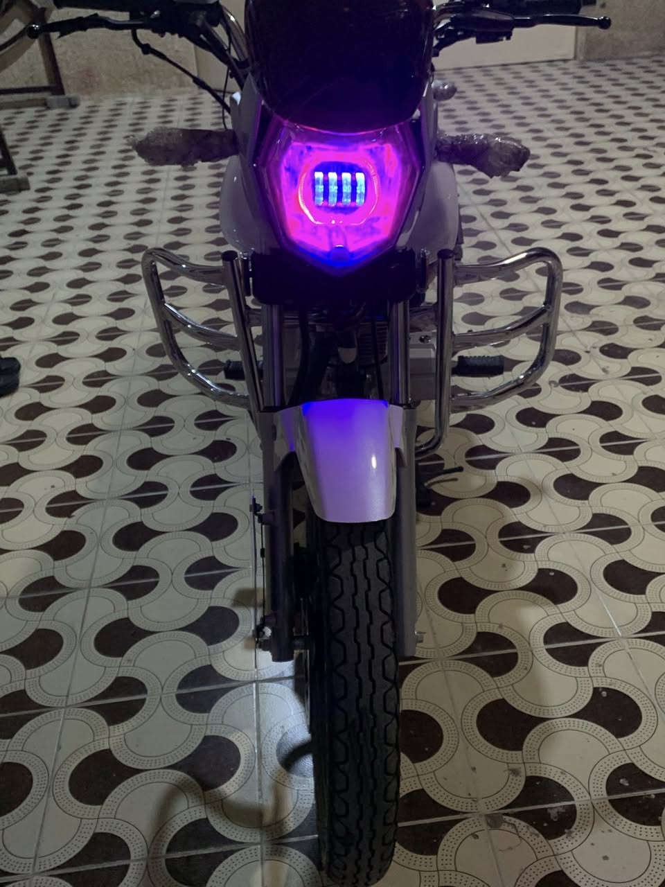 اسلام عليكم سنكي موديل ٢٠٢٥ الموطور استخدام قليل سويجات٢  او بصمات ٢   السعر مليون او ٦٥٠ او بي مجال قليل حك الجيه ***********
