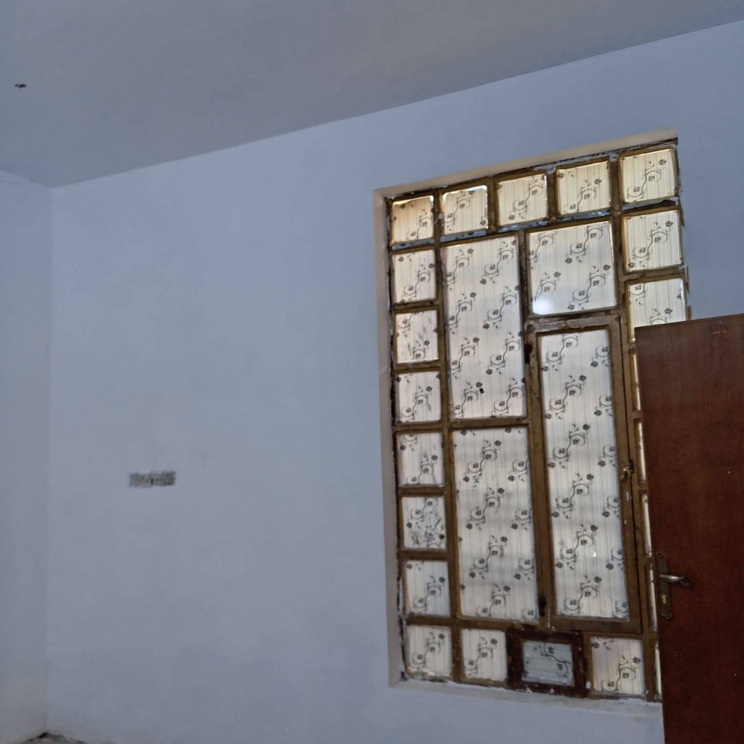 السلام عليكم مشتمل للبيع  خلف مطعم الاصيل طابق واحد بناء طابوك سنه البناء 2013 المساحه 144 الوجه 6 اله ربع والنزال 25 المشتمل كامل من الداخل غرفة نوم وصاله وديوانيه  مناور عدد 2  السعر 140 قابل لتفاوض الاستفسار اكثر التصال ***********
