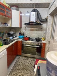 مطبخ كامل للبيع مع الطباخ و المرشحة و السنك كامل بدون نقص ونظيف ومابي ...