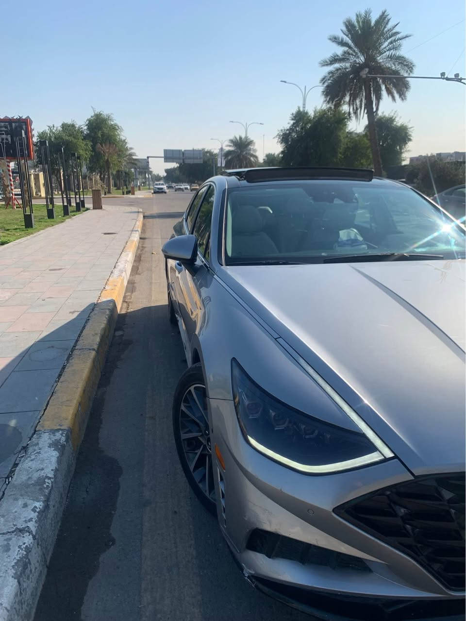 للبيع: سوناتا 2020 Limited (ليمتد) – المواصفات الملكية 👑
العنوان: بغداد (المنصور / الدورة)
السعر: 185 ورقة (18,500$)
 سيارة "فول الفول" ونظافة وراحة، سوناتا 2020 ليمتد، وارد أمريكي، محرك 1600 تيربو (قوة وعزم واقتصاد). السيارة بيهة جاملغ وربع البنيد فقططط
، تشغيل بصمة وأبواب بصمة، 

مابيه كل نقص وجاهزة من كلشي.

أبرز المواصفات (ماكو شي ما بيها):
• التحكم بالريموت (Smart Park): السيارة تمشي وترجع (للأمام وللخلف) وأنت واگف بصفها بالريموت.
• رؤية وكاميرات: نظام كاميرات 360 درجة + كاميرات جانبية بالمرايا تشتغل وية الإشارة.
• الداخلية والراحة: جلد "أوف وايت" ملكي، الكراسي (كهرباء + تدفئة + تبريد + ميموري خزن).
• الداتا شو (HUD): عرض السرعة والمعلومات على الجامة الأمامية.
• الإنارة: دشبول إنارة محيطية 64 لون متغيرة + لايتات زينون أوتو Full LED.
• الرفاهية: سقف بانوراما، ستيرن تدفئة، شاحن وايرليس للهاتف.
• النظام الصوتي: سيستم Bose الأصلي بـ 14 سماعة.
• الجنطة الذكية: تفتح وحدها بس توگف يمها.
• الأمان الذكي: رادار تصادم وتوقف فوري + نظام Auto Hold + حساسات كاملة + هاندبريك بصمه .
• أنظمة القيادة: 4 مودات (Sport, Normal, Smart, Custom).
التفاصيل:
• السعر: 185 ورقة (بيها مجال بسيط للشراي المباشر).
• المكان: بغداد - المنصور / الدورة.
للاستفسار والمعاينة (اتصال أو واتساب):
📞 *********** بغداد, العراق
