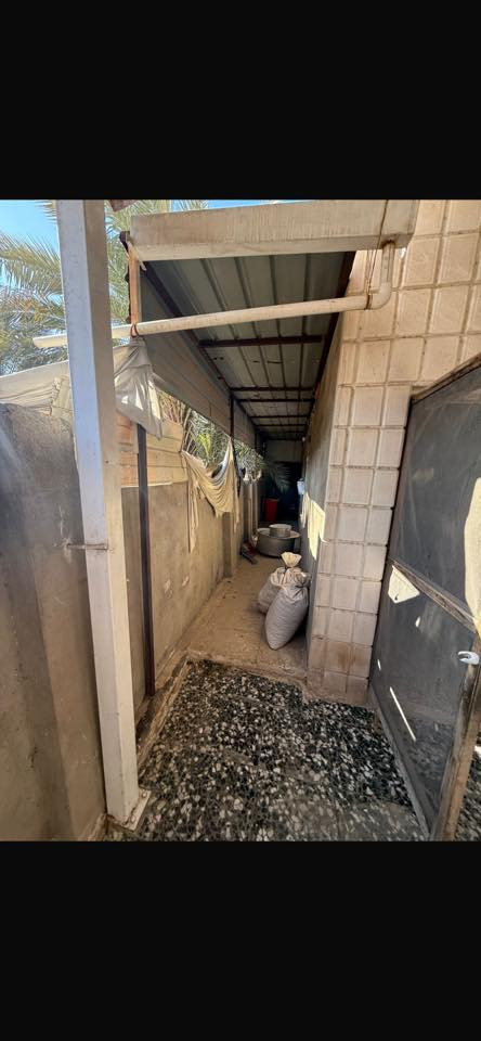 بيت طابو زراعي ٢٢٠ متر
سند ٢٥
الجسر مال بته وراه 
مو اول فرع الثاني على اليسرى 
خامس بيت عن الشارع العام

سنه البناء ٢٠١١ 
طابقين
الطابق الارضي
غرفه + صحيات داخليه + خارجيه 
مطبخ حار 
صاله 
كراج سياره
حديقه
الطابق الثاني غرفتين

*********** للاتصال
موجود واتساب
