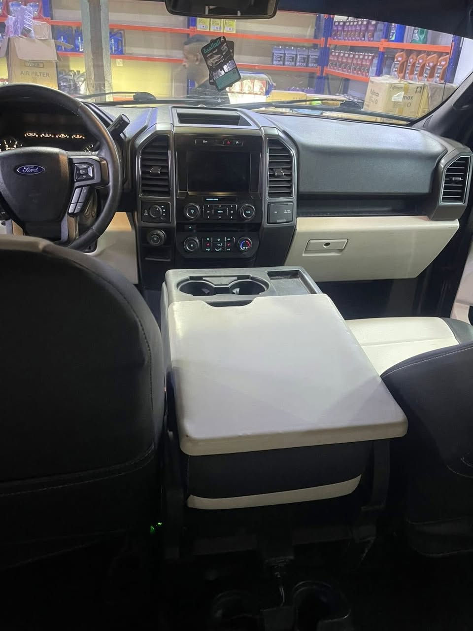 اسلام وعليكم 
فورد F150XTRللبيع لسيارة وكالة نابليون
موديل 2017XTR
لسيارة وارد امريكي بدون ضرر بيهة شخط واحد فقط 
لمرغوب باب طويل بدي قصير
فول مواصفات 
محرك لسيارة 3500توين تيربو 
كير 10نمر 
فور ويل 4X4
تشغيل عن بعد 
ستوب ستارت 
خساسات خلفية 
كامرة خلفية 
كشنات جلد اوف وايت تدفئة كشنات امامي 
قمارة رولز رايز 
لسيارة مبدل بيهة كير جديد ومكينة جديدة فقط 
استفسار اكثر اتصال *********** 
سعرهة 220وبيهة مجال 
رقم اربيل لجديد وسنوية جديدة هم
