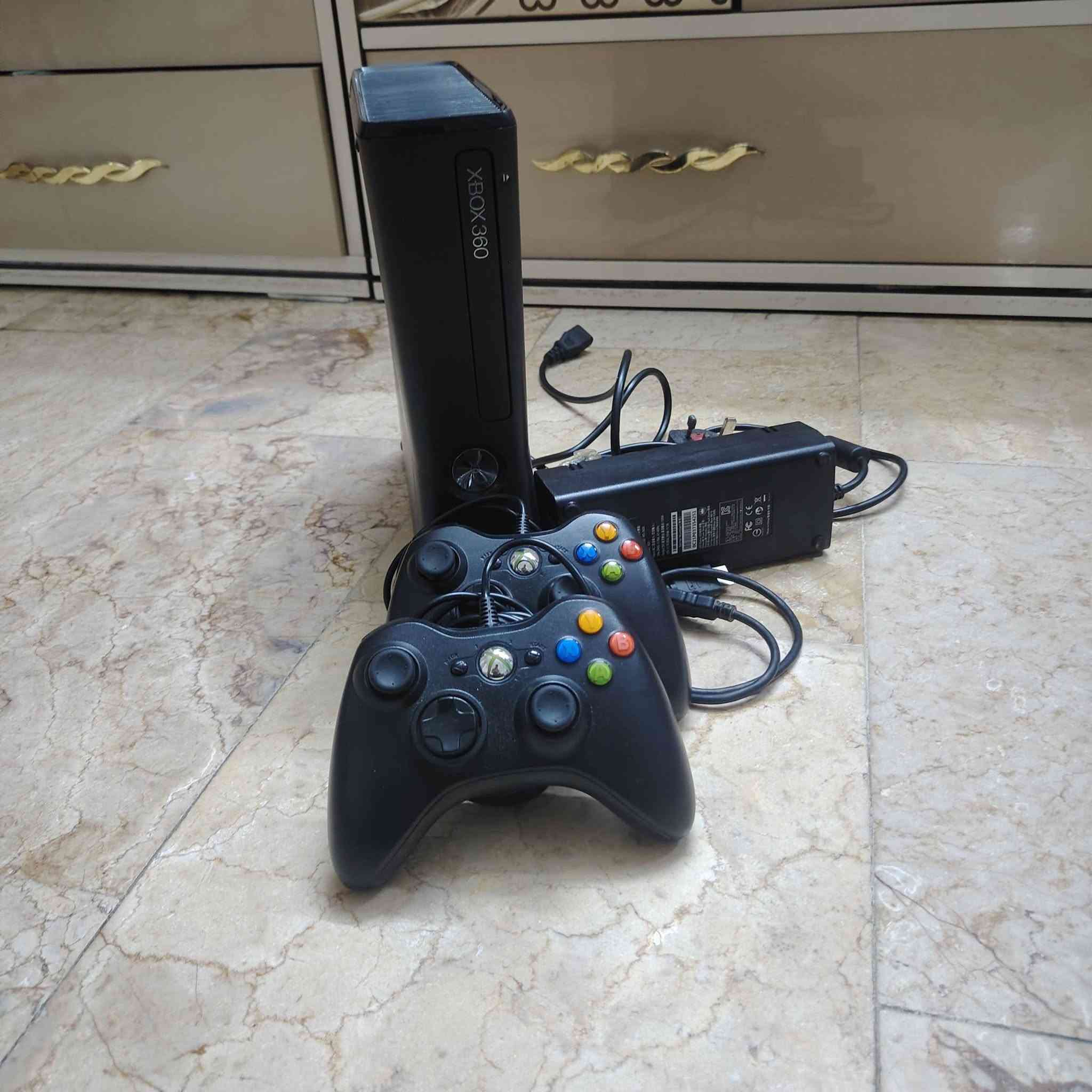 X BOX 360  250G
يحتوي العاب هواي بداخلة 60 لعبة من ضمنهن جيتي اي وماين كرافت وفيفا 22 وبعد هواي العاب
ويا اقراص وشاحنتة الأصلية واير HDM
يدات ثنين (جويستك)
سعر خاص 
مكان بغداد
*********** واتساب او خط موجود
