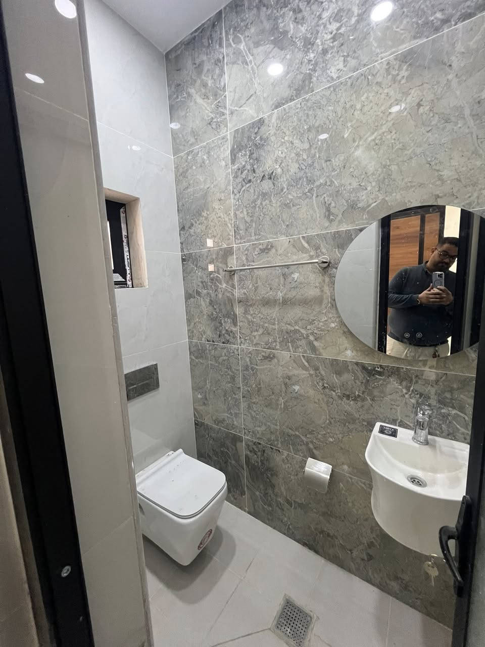 للبيع في بغداد السيديه مربع التصنيع وقرب شارع العلوه وجامع معاذ ابن جبل
دار 🏠 فخم مساحه ١٦٠ متر 

واجه٨ نزال ٢٠ شارع ١٢ 

بناء ٢٠٢٦ فول درجه اولى من كل شي 

واجه مرمر تخبل شغل متعوب عليه. 

ارضيات مرمر شبابيك المنيوم جامع مسكرت عازل لصوت ديكورات اناره 

يحتوي كراج يتسع سياره 

صاله مطبخ حار بارد هول داخلي وغرفه نوم خدمات صحيه 

طابق الثاني ٣ غرف نوم وخدمات صحيه ٢

طابق ثالث غرفه نوم وخدمات صحيه وبيتونه كبيره 

مجموع غرف نوم ٥ وخدمات صحيه ٥ بناء 🚧 درجه اولى للستفسار اتصال ☎️ ***********

او زياره المكتب لمعاينه العقار السيديه شارع العلوه مكتب مهند الغريري للعقار مقابل مدرسه حلم  الغد الاهليه وقرب مطعم سماش 

السعر مناسب لبقيه العروض
