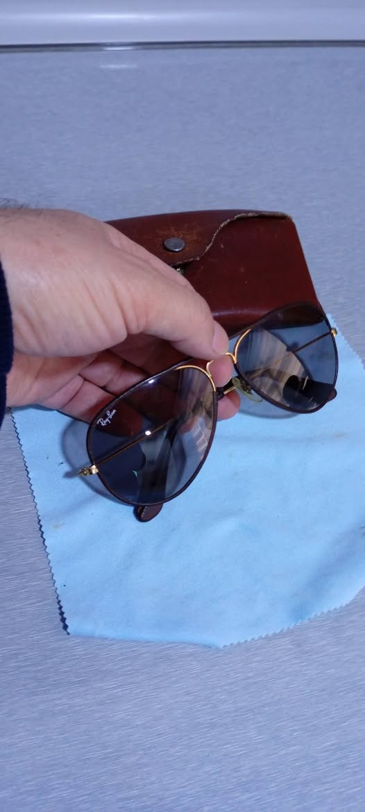 نادره جدا
راي بان امريكي اصلي بوش اند لامب

نظارة نهارية وليلية

ايطار مطلية بالذهب، تجليد ليزري

عدسات سميك جدا
فلتر: uv400 لحماية العين من أشعة فوق البنفسجية

عدسات فوتو؛  يتغير اللون تحت أشعة الشمس

نضيفه جدا جدا ، 

قياس 58

انتاج قديم متوقف التصنيع

للإستفسار واتس اب: ***********

