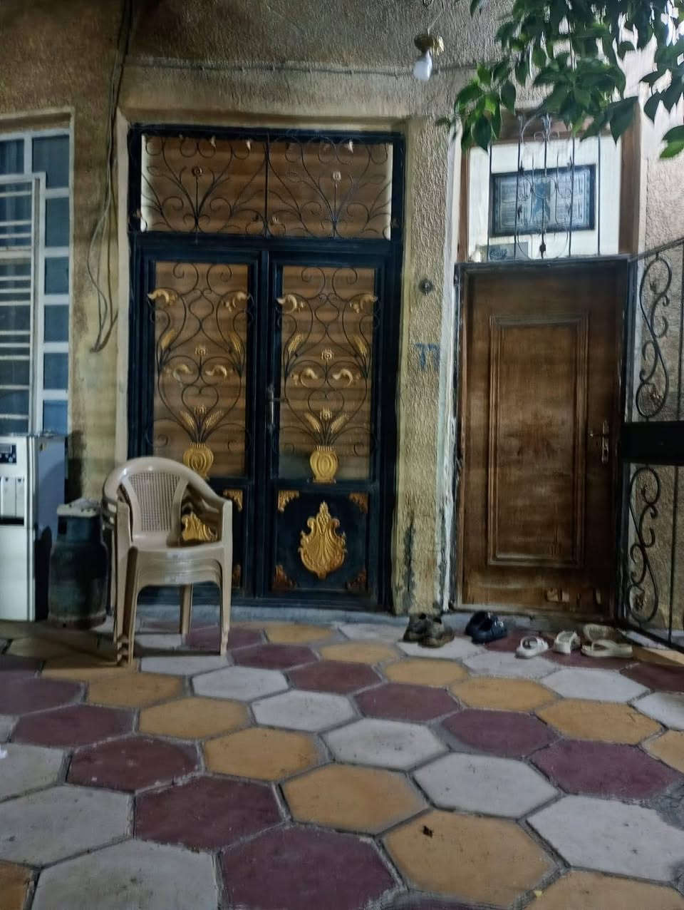 🏡 دار مميزة للبيع – فرصة لا تعوض 🏡
📍 الموقع: بغداد الكريعات
📐 المساحة الكلية: 185م²
✅ الواجهة: 11 متر
✅ النزال: 16 متر
✅ بوابتان (واحدة على الشط والأخرى على الفرع)
✅ كراج وحديقة بمساحة 85م²
✅ مساحة البناء: 100م²
✅ سطح كامل
🔹 تفاصيل الدار:
صالة كبيرة
مطبخ
حولي وخدمات
3 غرف نوم كبيرة
غرفة ماستر مع حمام خاص
بيتونة كبيرة
حديقة واسعة
كراج كبير
📞 للاستفسار والحجز:
مكتب سيد الأوصياء للعقارات
📱 علي حيدر: ***********
📱 ***********
📱 ملا علي: ***********
✨ دار بموقع مميز وتصميم عملي ومساحات واسعة، مناسبة للعائلة الباحثة عن الراحة والهدوء. ✨
