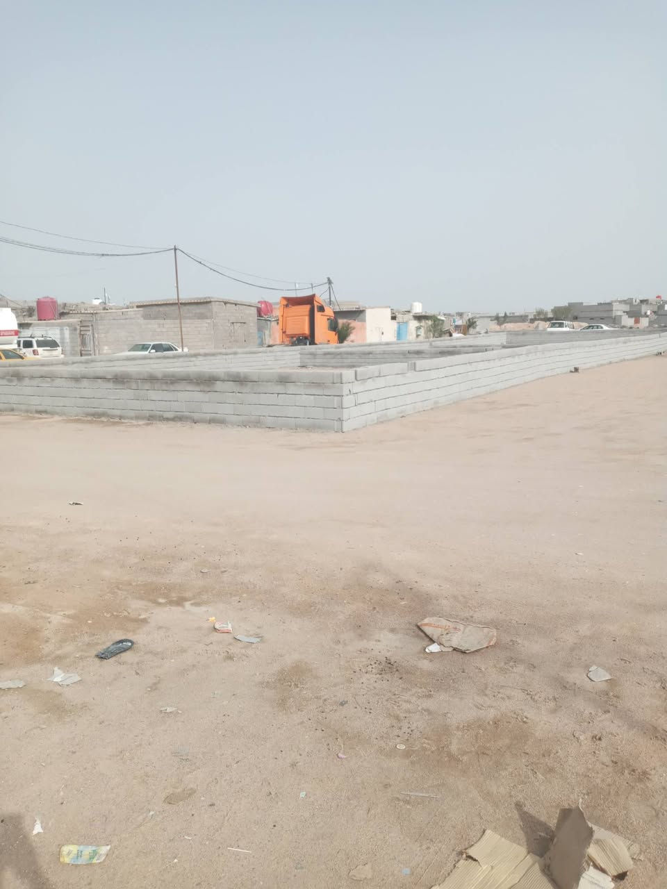 سلام عليكم  عندي ثلث قطع مساحتها الوحده٣٠٠ وثنين ٢٥٠مسيجات المكصب وره سنتر روان ماءاساله كهرباء متوفرات الوحده ١٢ مليون هاذه رقمي ***********
