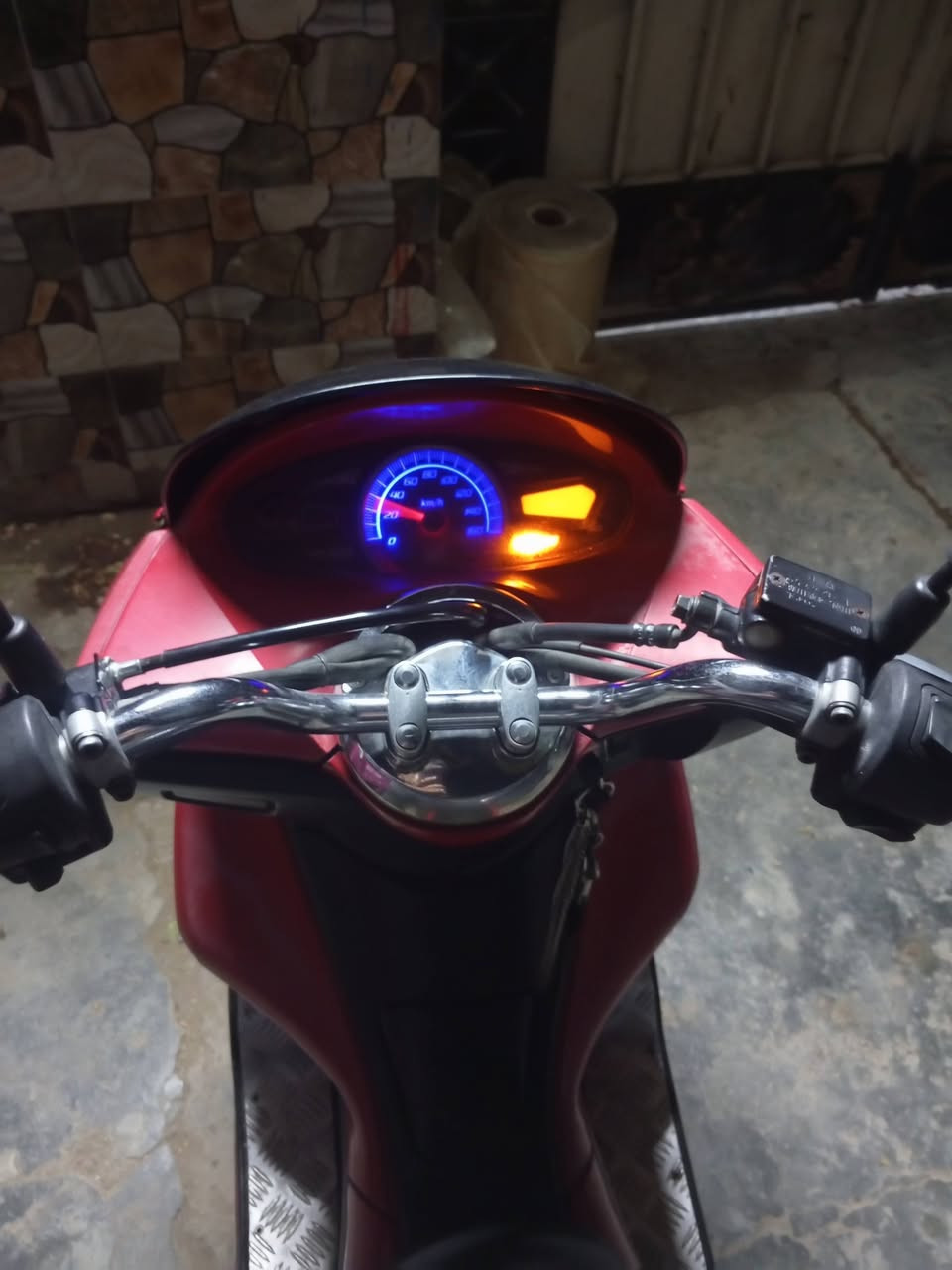السلام عليكم دراجة pcx  جيل ألاول مكينة 150cc دراجه مكينه ممفتوحة ابد ارواق كاملة شغالة نكرة سلف 
 بيهه تبخير بسيط من تحمه يكطع حساسات شغالة كهربائيات كلهن شغاله وكله بلادي سعرها 825 المكان بغداد جميلة ***********
