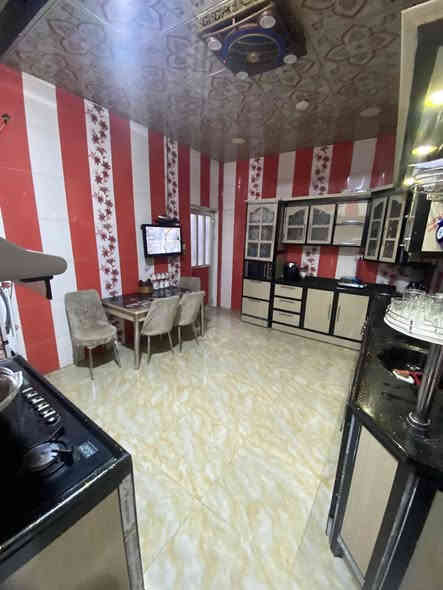 السلام عليكم 
الدار للبيع 
الموقع القبله حي المهندسين شارع الرمل
مساحه 200متر مربع 
ركن على شارع حرف T
الطابق الاول طابوق بناء 2014
الطابق الثاني ثرمستون بناء 2019
يحتوي الطابق الاول على غرفتين و صاله و استقبال ومطبخ وصحيات 
و الطابق الثاني 3 غرف و صاله ومطبخ وصحيات 
المجموع 5 غرف 
يحتوي على مشتمل مؤقت تكدر تاجره او ترجع تضمه للبيت 
السعر 385 مليون  وبي مجال 
***********
