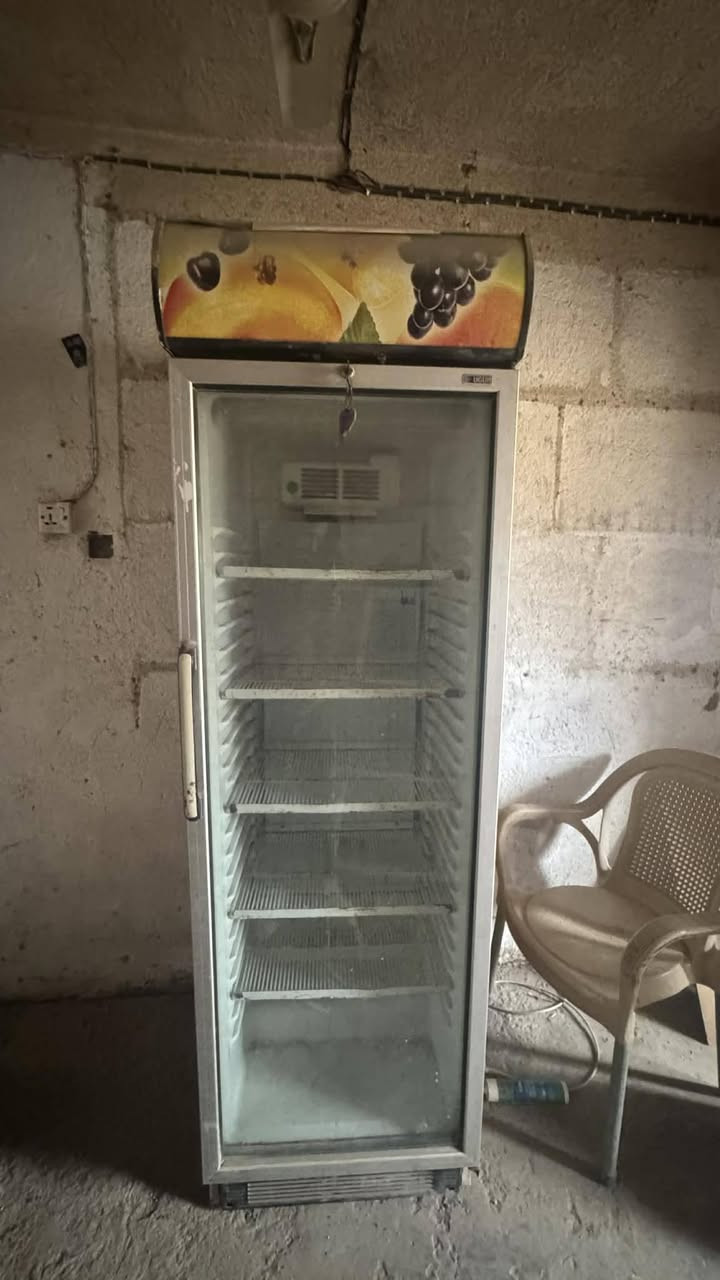 رفوف عدد ٣ خشب وميز عرض المنيوم وعارضه للبيع 
***********
