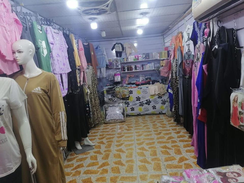 محل ملابس نسائي للبيع محل كامل مع البضاعه مع سبلت 2طن والملكانات عدد7
سوق حي الحر الجديد  ايجار المحل 300 الف 
للبيع رقم تلفون ***********
