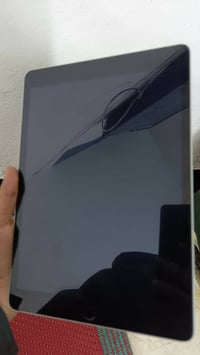 ايباد ٩ • ٦٤ • خدوش بسيطة