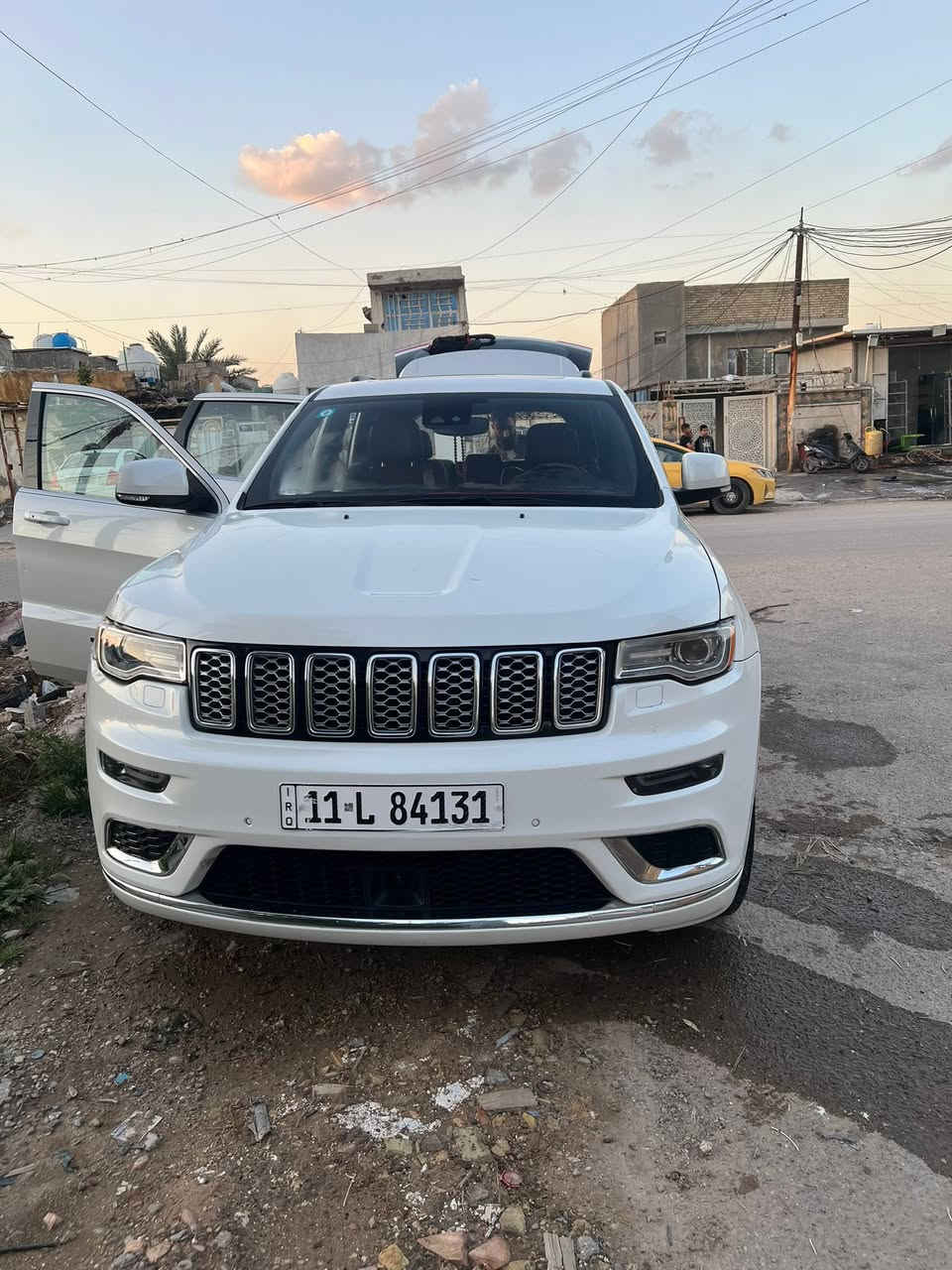 سلام عليكم جيب لاريدو موديل 2019سيارة فول موصفات اعلى فئة سوميت  سعر 220 وبيه مجال حك جية مكاني بغداد اتصال ***********
