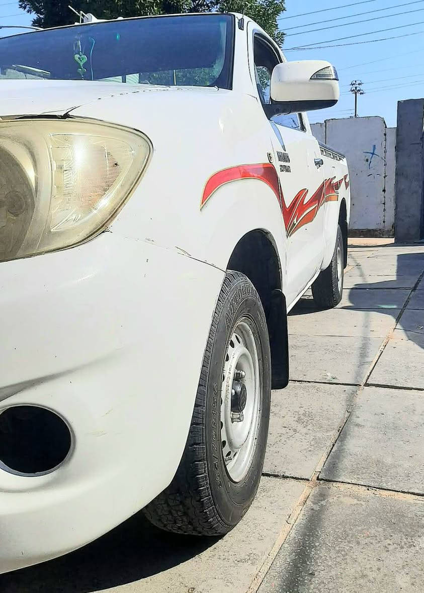 السلام عليكم تويوتا هايلوكس للبيع موديل 2011 تهم تاير حداديه سياره كنا نقص ما بيهام***********
