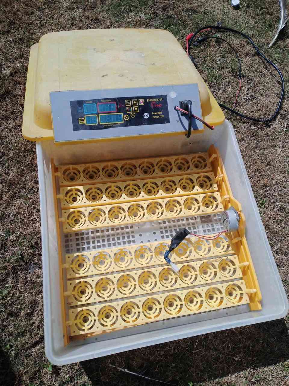 ‏‪***********‬‏مفقسة للبيع تاخذ 48 بيضه سعر 100 وبيه مجال
