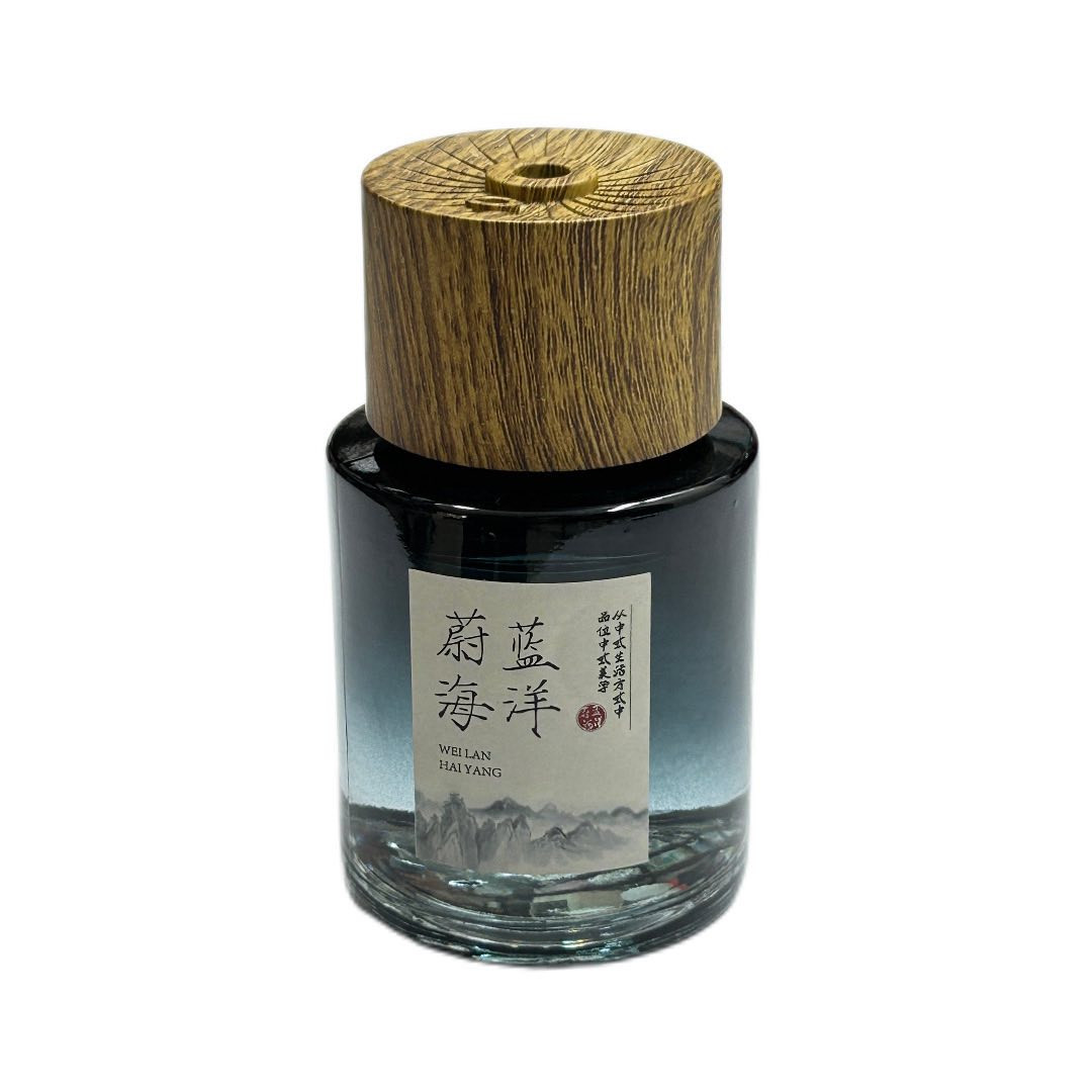 جهاز تعطير ذكي

يعمل بتقنية الرش الضبابي لتوزيع العطر بكفاءة
ويجمع بين الأناقة والابتكار لتوفير تجربة استخدام عملية وراقية

يتميز بثلاثة أوضاع تشغيل:
وضع الرش القوي (ضوء أزرق): يرش العطر كل 30 ثانية لمدة ثانية واحدة.

وضع الرش الخفيف (ضوء أخضر): يرش كل 15 دقيقة لمدة ثانية واحدة.

الوضع المستمر (ضوء بنفسجي): رش متواصل لإزالة الروائح الكريهة بسرعة (يُستخدم عند الحاجة فقط).

يتم تفعيل الجهاز تلقائيًا عند اهتزاز السيارة، ويدخل في وضع الاستعداد بعد 15 دقيقة من السكون.

يحتوي على بطارية قابلة لإعادة الشحن تُظهر حالة الشحن بألوان مختلفة

وعند انخفاض البطارية لأقل من 10% تومض الإضاءة

وتُغلق تلقائيًا إذا انخفضت لأقل من 3%.

الطاقة: 1.5 واط

سعة البطارية: 200mAh

مدة التشغيل لكل شحنة: تعتمد على الوضع المستخدم

الجهد: 5V = 1A

السعة: 140 مل

الرائحة: تركيبة فرنسية من العطور والزيوت النباتية

الابعاد : الطول 6cm ' العرض 6cm ‘ الارتفاع 10cm
السعر ٢٠مع توصيل 
رقم الوتساب ***********
