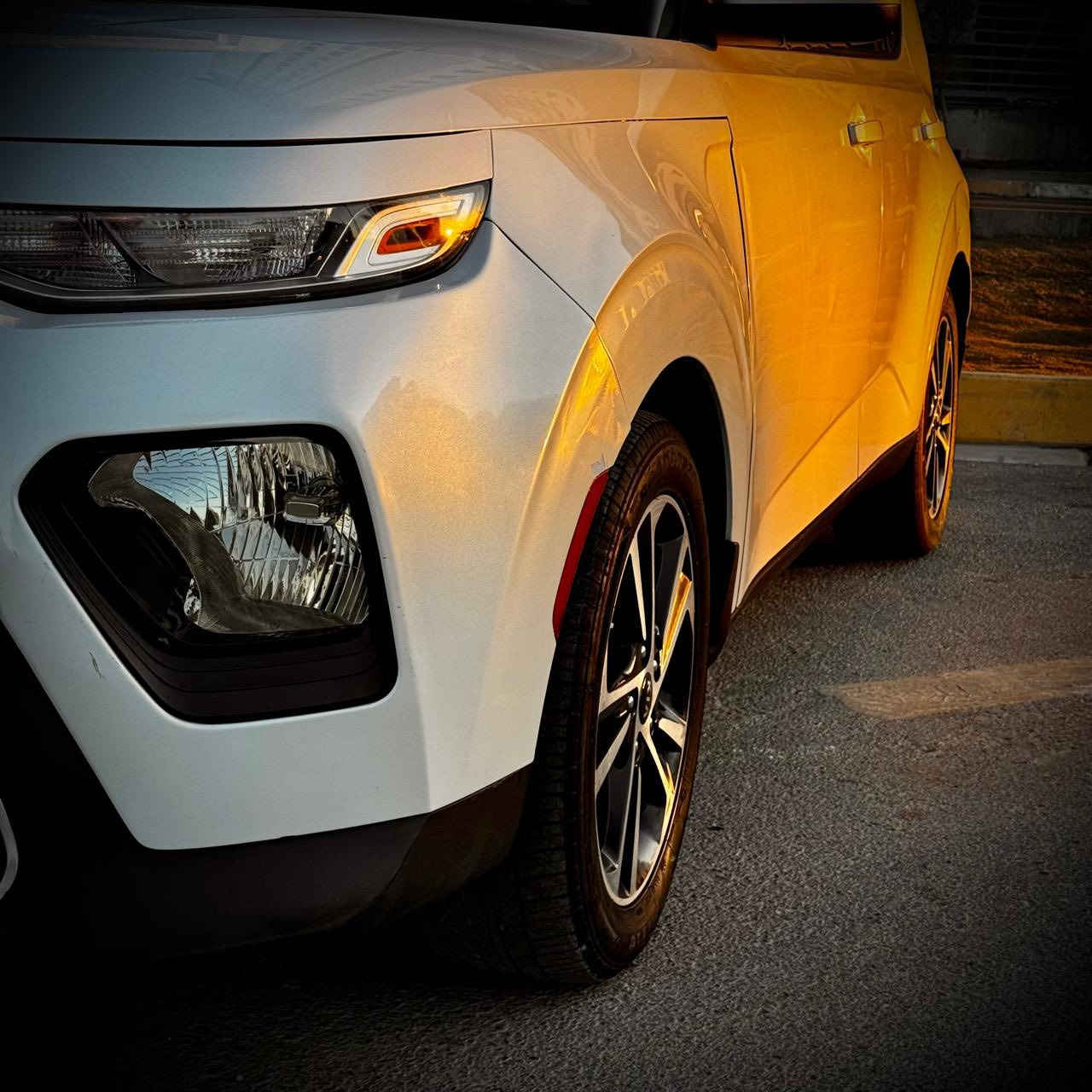 السلام عليكم
كيا صول للبيع موديل 2020 
رقم وهزه جديد 
مواصفات
شاشه/تحكم/كاميرا /محرك 2000 دوش حادث جاملغ امامي فقط بدون دواخل 
ايرباك دركة فقط 
السعر 137 مجال بسيط 
0788 820 9922 
مكان السياره حي الجهاد
