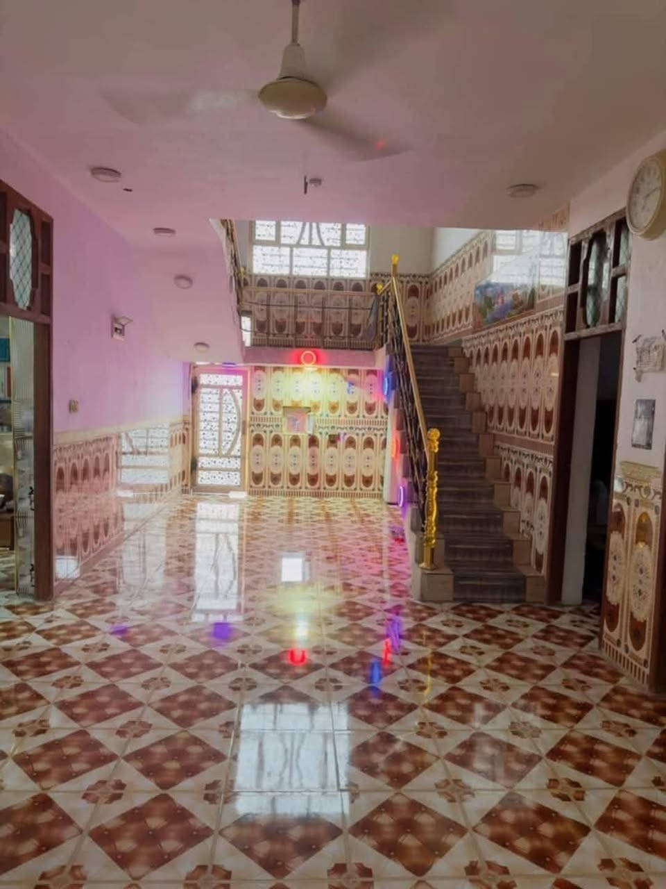 دونم 2500متر
مساحتة البيت 186

لمضيف 7*4

لمطبخ حار +بارد ٧*٥

صاله ١١*5

غرفه ٥*٤

غرفه سويت ٥*٤

مجمع صحيات داخليه 

لواجهيه ١١ لبيت 

لواجهيه 22 دونم 

ونزال ١٨

بناءحديث طابوق

سند 25. ✅

كربلاء -طوريج صوب الصغير منطقة الدسميه

تتوفر كافة الخدمات

رقم الهاتف-***********.    اسيا 

رقم الهاتف -***********    اثير 

 

اتصال وبيك خير وتدلل
