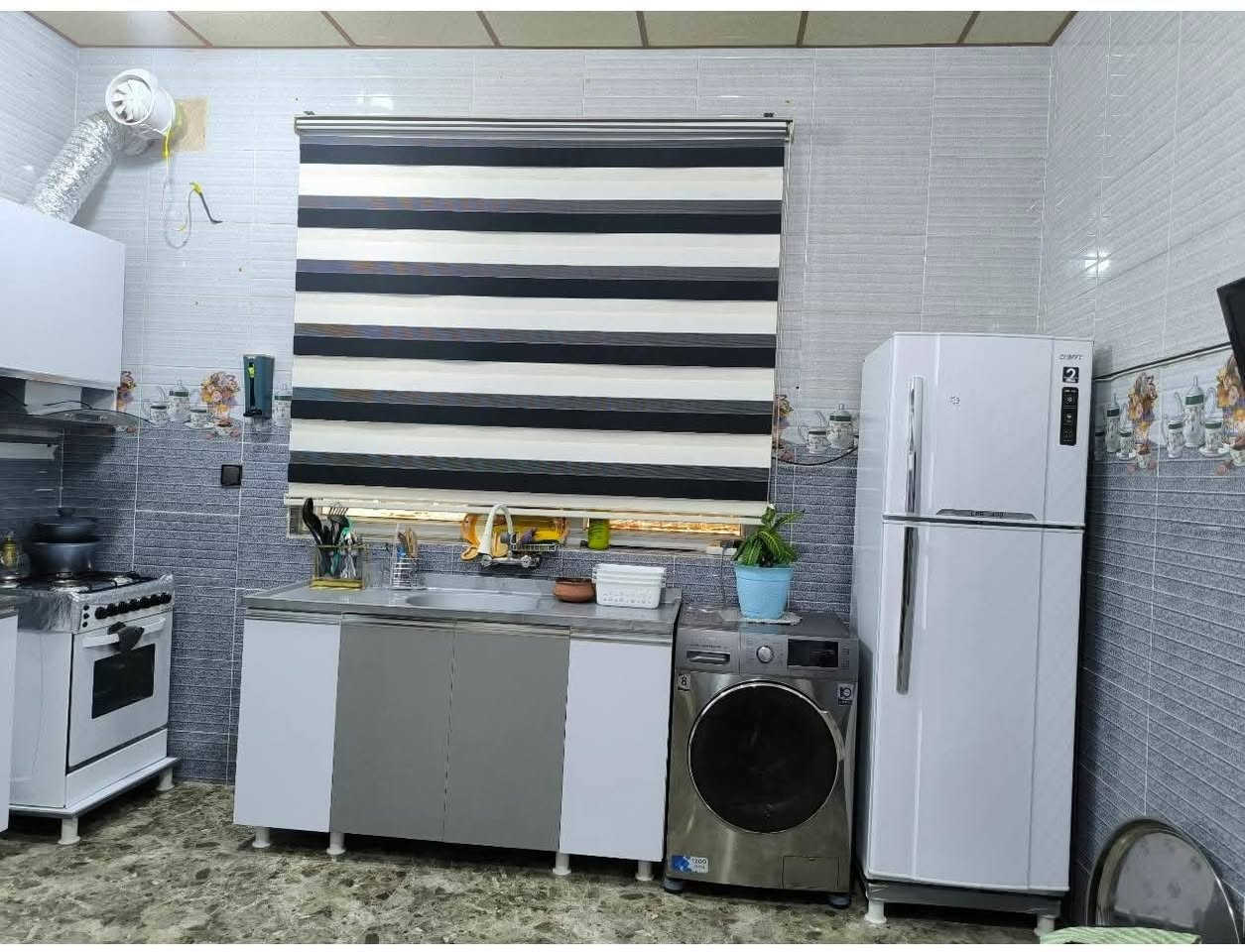 السلام عليكم // كاونتر للبيع نضيف كلش مستخدم جدا قليل /نوعيه MDF ،الكاونتر طول 3متر والسنك متر ونص. مع ملحق مفرقة/ السعر 400وبية مجال  ،،بعقوبة لتحرير /+9647838695172
