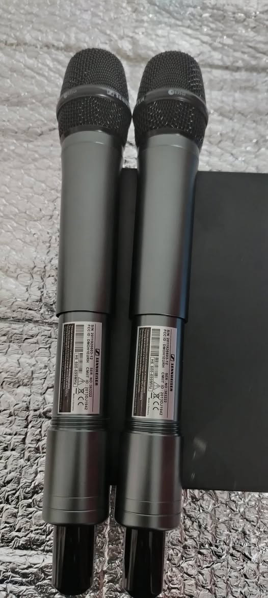 السلام عليكم ورحمة الله وبركاته مايكات لاسلكي دبل يده من شركة SENNHEISER الماني الجيل 3 باله جديد بكارتونته وجيسه مامستعمل شرط صوت ونقاوه ودفع كلش راقي بمعنى الكلمه اي استفسار هذه رقمي ***********اخوكم وخادمكم ملا عصام الكربلائي
