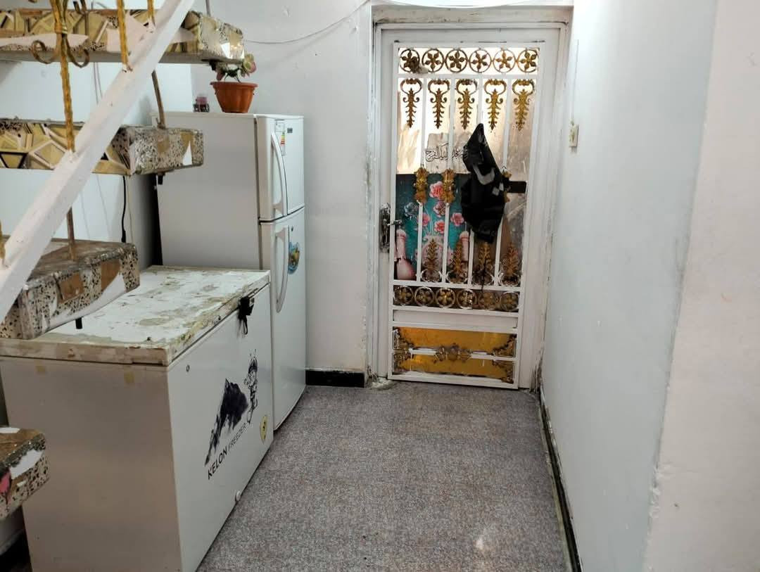 #يالله (اللهم صل على محمد وآل محمد)

#بيت بيت طابو صرف ١٠٠ متر خلفي في حي سومر خلف

جامعة العين // قرب الدفاع المدني // سنة البناء ٢٠١٨ /

طابقين عكاده // الطابق الاول بناء طابوق / الطابق الثاني

فرمستون// يحوتي طابق الاول ستقبال / صاله / مطبخ /

غرفة نوم / منور / صحيات خارجيه / عرض الدربونه / متر ٣٠ / 
الطابق الثاني / غرفتين نوم مع بيتونه

#خدمات متكامله 

#السعر 115 وبيه مجال قليل بيع مستعجل كلش 

للإستفسار الإتصال على الرقم ***********
