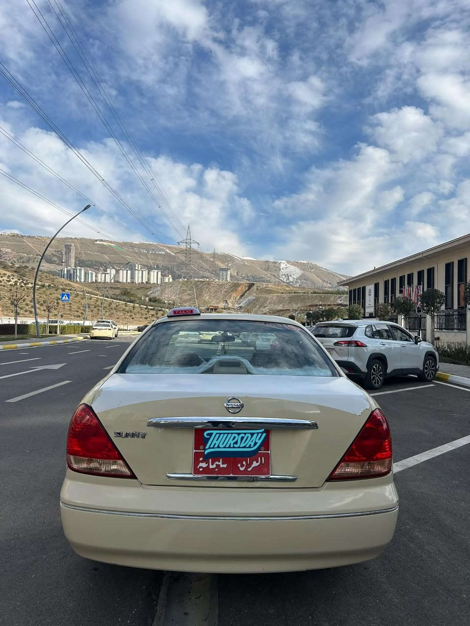 نیسان سەنی مۆدێل ۲٠٠٦ ماشەڵا سایەرەکە جوان و مەزبوتە ماڵی دۆستە قرچێکی بەسیتی دوای هەیە بۆنیتی ڕەشە سەنەوی مانگی ۱٠ ی ۲٠۲٤ بەسەرچوە ، مەکینە سپیە گێڕوو مەکینەی بە شەرتە گەرمیو تەبرید لەسەر سیوچ مەزبوتە ئەگەر موشتەریت تەلەفۆن بکە لە خزمەتام ئەگەر موشتەری نیت نەسەری خۆو بیەشەنە نە سەری من نرخ ۹۸ گەڵاومعامەلەیە برایانە ٠۷۷۲٦۷۷٤٠۲٥
