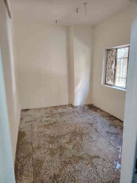 السلام عليكم
شقة للايجار ارضيه معزوله عن البنايه مصبوغه جديد
 غرفتين وصاله مع ملحقات مطبخ صغير حمام وتواليت مشترك
 ترك خلفي طرمه صغيره
ايجارها 400 
بغداد الجديدة شارع المسبح قرب مدرسة البحتري والدفاع المدني *********** واتساب
