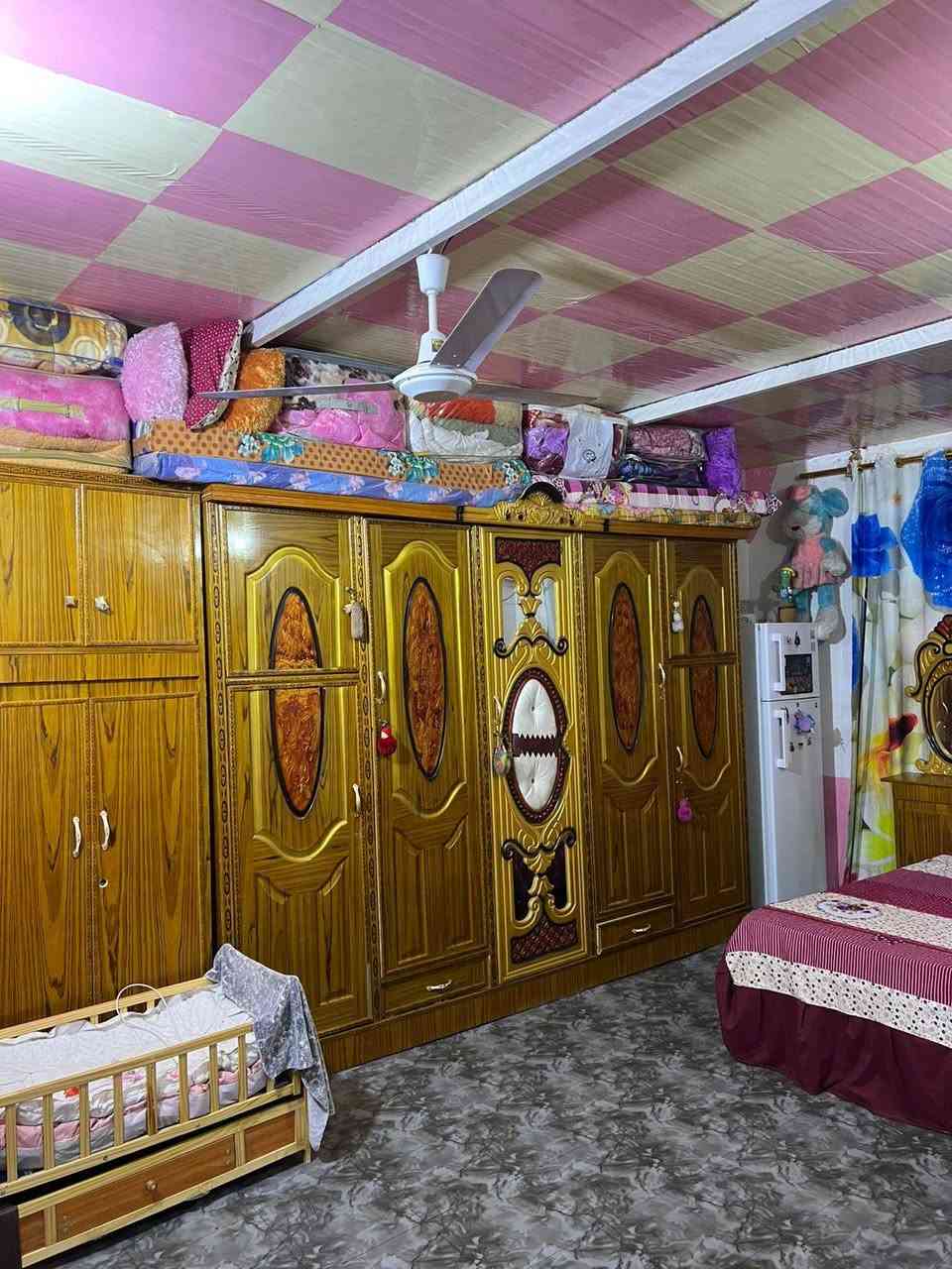 السلام عليكم
بيت للبيع العنوان النهروان منطقة مجمع الخمستالاف 
تفاصيل البيت ....
1 مساحة البيت 200
2 يحتوي على غرفتين نوم واستقبال وصالة ومطبخ ومنور عدد2
وصحيات 
3 السقف سندوتش أرضية صب 
يحتوي على سند طابو عقد 
للاستفسار فقط اتصال ***********
