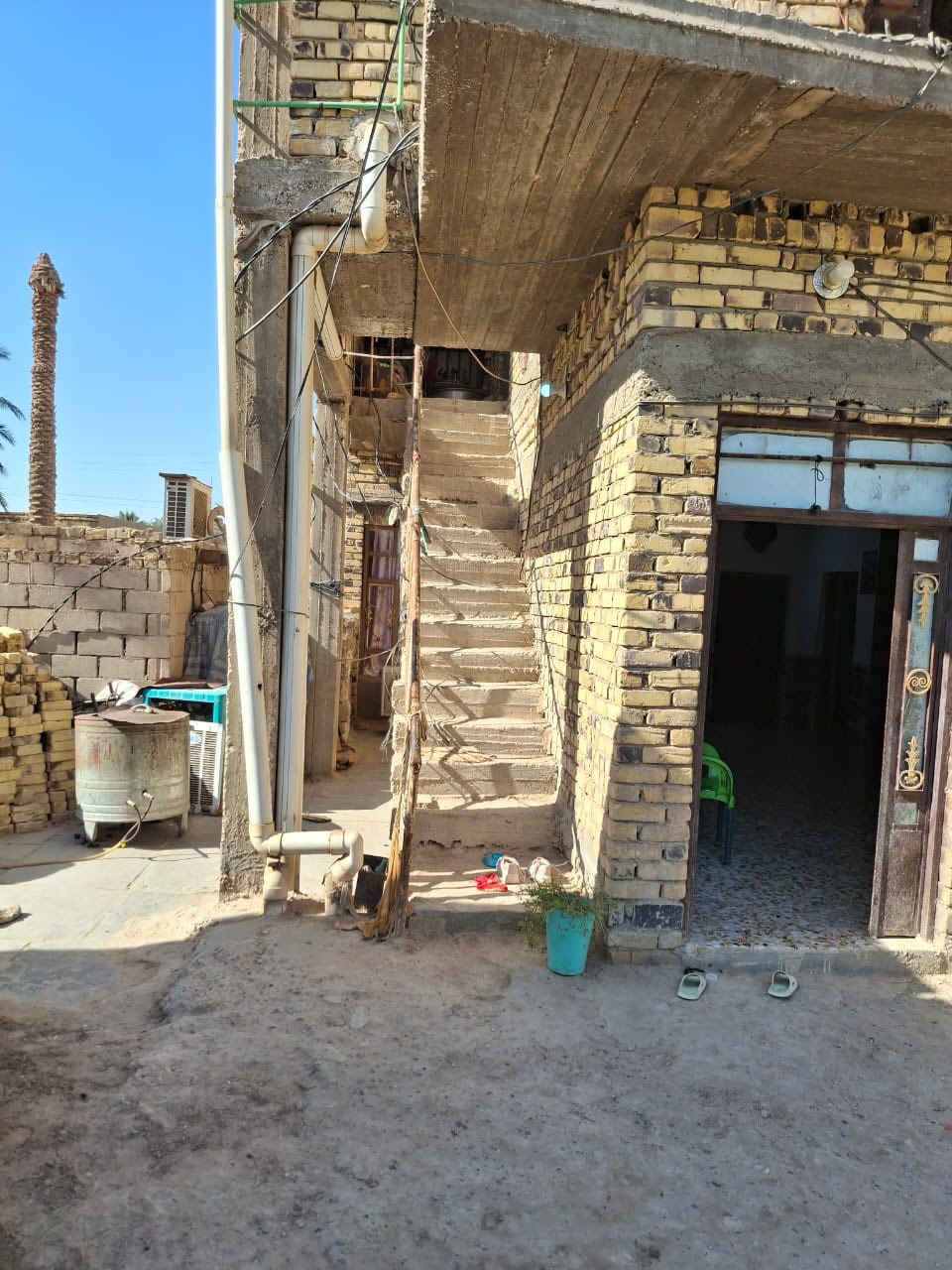 للبيع بيت في السنيه منطقت الدوره مساحه ٤٠٠متر طابقين بناء طابوك صب كونكريت عدادالغرف ٥ طابق الأول٢ و٣طابق الثاني وصاله مطبخ وصحيات طابق الأول والطابق الثاني مظيف خارجي١٠ متر يبعد عن الشارع العام ٢كيلو سعر مناسب للستفسار تعال خاص اواتصل ***********
