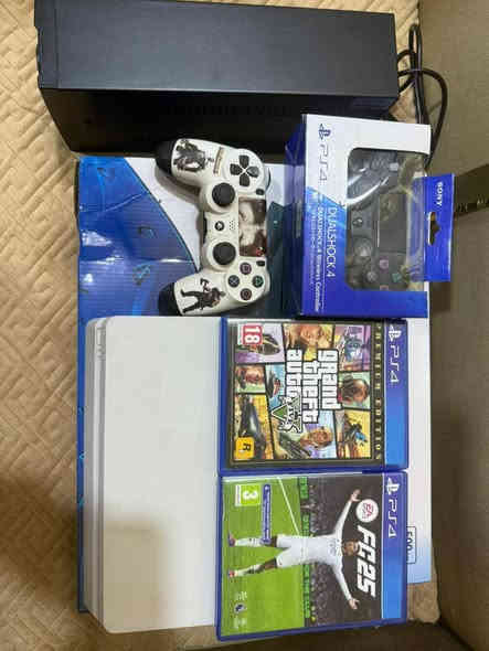 سلام عليكم
4 بلي
500GB سلم 
قراند 5 
فيفه25
جوستك2
%نضافه90
السعر 325
***********الاستفسار
