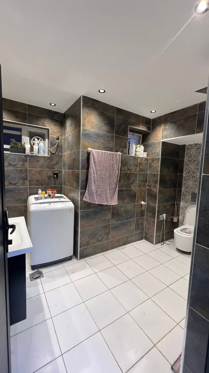 #مكتب_الودق_للعقار
دار للبيع شارع فلسطين محلة 510  شارع الطارق مساحة الدار 335 متر 
واجهة 11.16 متر 
نزال 30 متر 
سنة البناء 2017
يحتوي على كراج /صالة/استقبال/مطبخ/خدمات/منور/ 
7 غرف نوم 

#للأستفسار_يرجى_الاتصال_او_المراسلة 

☎️مهندس مصطفى واتساب *********** 

استقبل العروض فقط على هذا الرقم ***********
