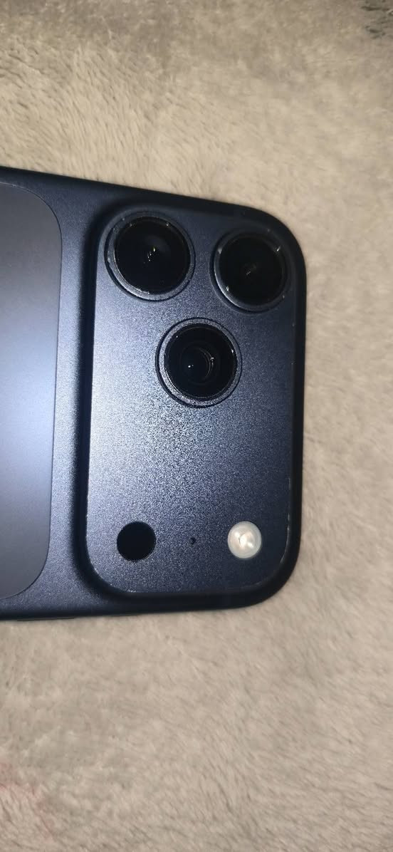 للبيع iPhone 17 Pro Max 256GB

لون أزرق، نسخة أمريكية LL/A (eSIM)، مفتوح على جميع الشبكات.

البطارية 100%، وعدد دورات الشحن 14 فقط، الجهاز غير مستخدم استخدام فعلي، وما عليه iCloud وجاهز للاستخدام.

بيه كسر بسيط بالكلاس ونقطة بالشاشة مثل ما مبين بالصور، لكن اللمس شغال طبيعي جدًا وما يأثر على الاستخدام نهائيًا.

الضمان من Apple لغاية 09/11/2026.

الجهاز فقط، بدون كرتون وبدون ملحقات.

📍 بغداد - البياع.
💰 السعر: 1400 دولار قابل للتفاوض البسيط.
📞 ***********
