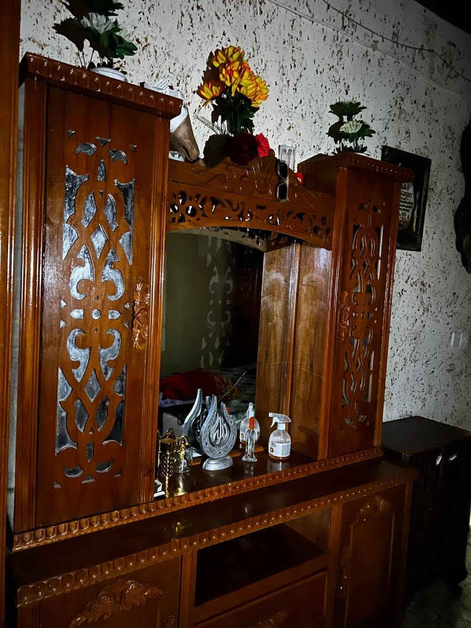 السلام عليكم هاذا الخشاب للبيع السعر 600 جديد بس المرايه مشروكه و مالت تخت مكسوره  تصليحات بسيطه الي يريدو يخابر ع رقم هاذا ***********
