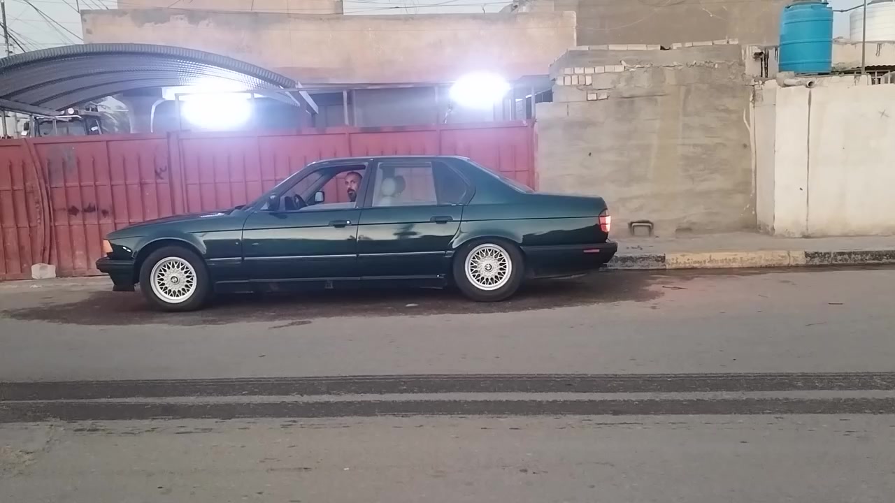 السلام عليكم سياره للبيع فقط بدون مراوس موديل 93 رقم بغداد انكليزي اللون زيتوني حجم 730 اصل بيها مكينه وكير 40) 8سلندر بل جيس بطناش ونطلاقيه صاروخ بجم عريض مصبوغه عام بدون ضربه او خياس كهربائيات كلها شغاله كشنات كهرباء تبريد شغال حداديه نص عمر السعر 60 ورقه بيها مجال قليل مكان السياره بغداد جسر ديالى القديم وهذا رقمي ***********
