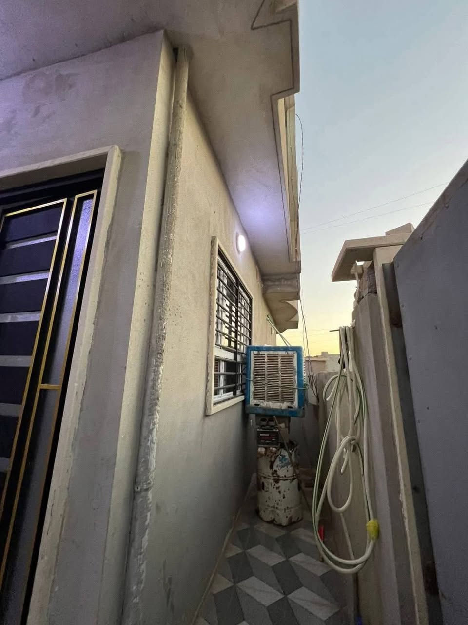 بيت 🏡 طابقين للبيع.    في حي القوسيات
خلف معمل 🏭 غاز التوفيق   

المساحه.   110. متر مربع 

وجها.    10.  م نزال.   11.   م

طابق الأول يحتوي  عله استقبال مطبخ.  غرفه نوم 🛌.  مشتملات.  خارج داخل. 

طابق الثاني يحتوي عله ثلث غرف نوم 🛌.  مشتملات 

خدمات ماء 💦 كهرباء ⚡️. قريب من التبليط 

سند زراعي ملك صرف.   نموذج.   25. وصل بلديه من الشرعي مباشر 

الدار 🏠. بناء 🔨. حديث.  ألفين.  2025. 

اتجاه.  قروب تام ☀️ 

السعر. ( 55 ).  بي مجال 

‏الاستفسار بالأرقام 

       ***********

***********
