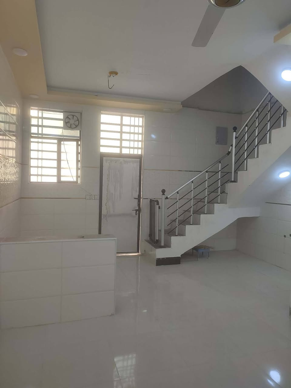 دار للبيع(50 متر) مقابيل ملحق قريه الغدير عمود317 سند 25 قريب على السوق
يحتوي على طابقين 
الطابق الاول غرفه وصاله ومطبخ مفتوحات واحد ع الثاني وصحيات 
الطابق الثاني غرفه ومخزن وسطح مطبگ سيراميك حراري

ويحتوي ايضاً على خزان وخط مولدة جاهزات 
البيت صب كونكريت

دار بنضافه 100 % مسكون شهر واحد فقط وجاهز للسكن حاليا فارغ

السعر 26 مليون وبي مجال
للتواصل ***********
