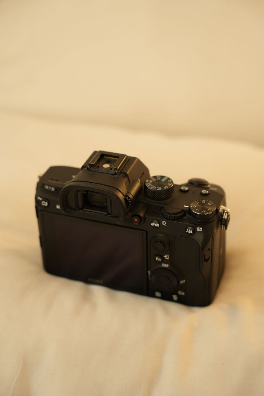 للبيع 
Sony alpha a7iii 
الشتر  غالبا 20 الف 
نضافة 99% ممتازة جدا
وياها الملحقات الكارتون والشاحنة 
*********** واتساب
