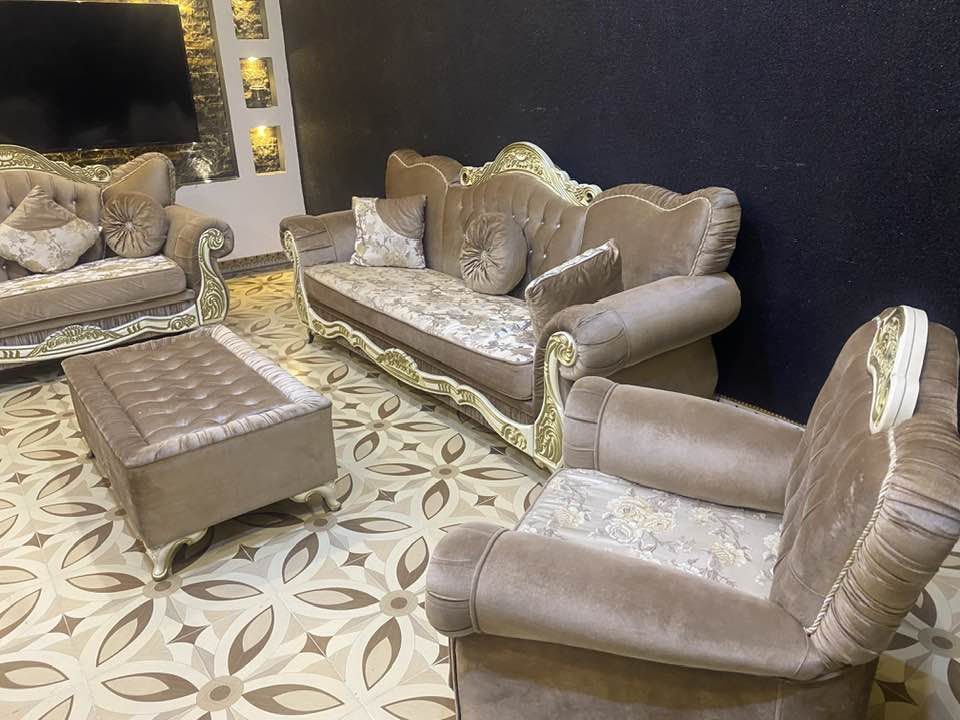 سلام عليكم
تخم ملكي نظيف 6 قطع مع طبله الوسطيه شراي تعال خاص او خابر رقم***********
