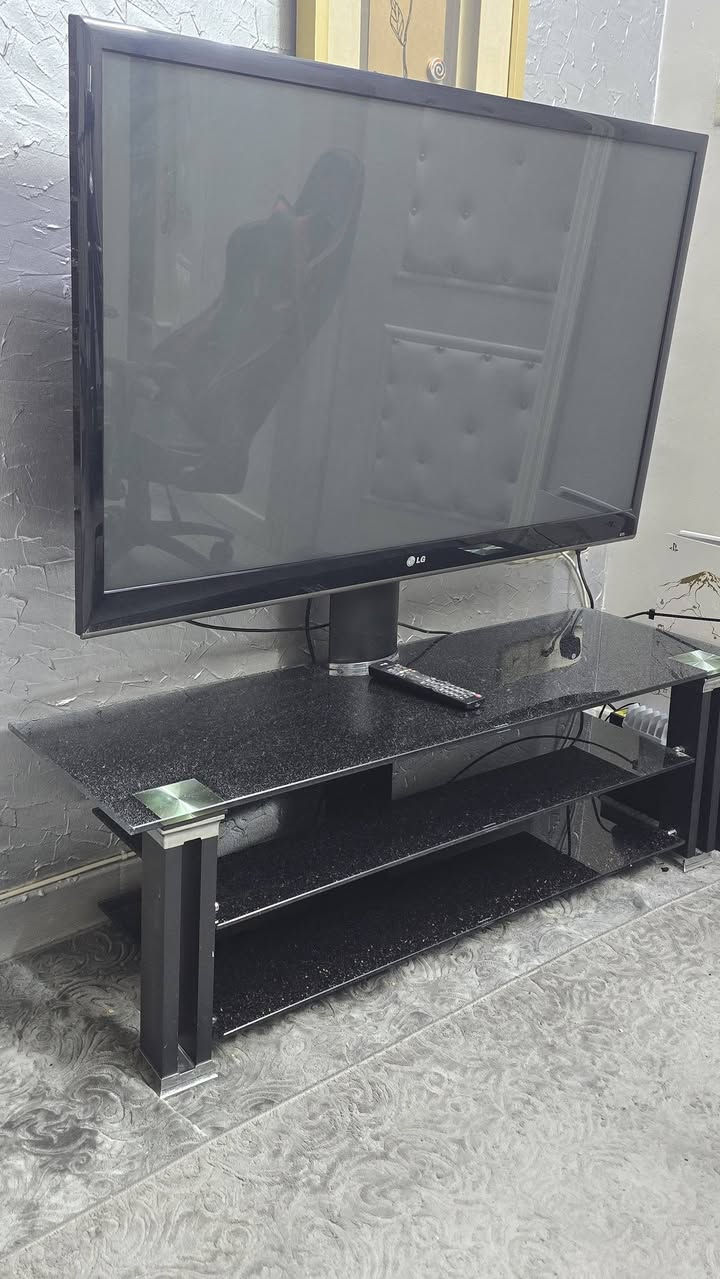 تلفزيون LG مع المعرض
حجم التلفزيون ٦٥ شغال بدون عطلات يحتوي على ازرار لمس ليس سمارت 

المعرض ٣ طبقات زجاج لماع مع قاعده للتلفزيون تكون مرتفعه عن سطك المعرض 

التلفزون لا يباع بدون المعرض 

سعر التلفزيون مع المعرض 250 ألف 

***********
